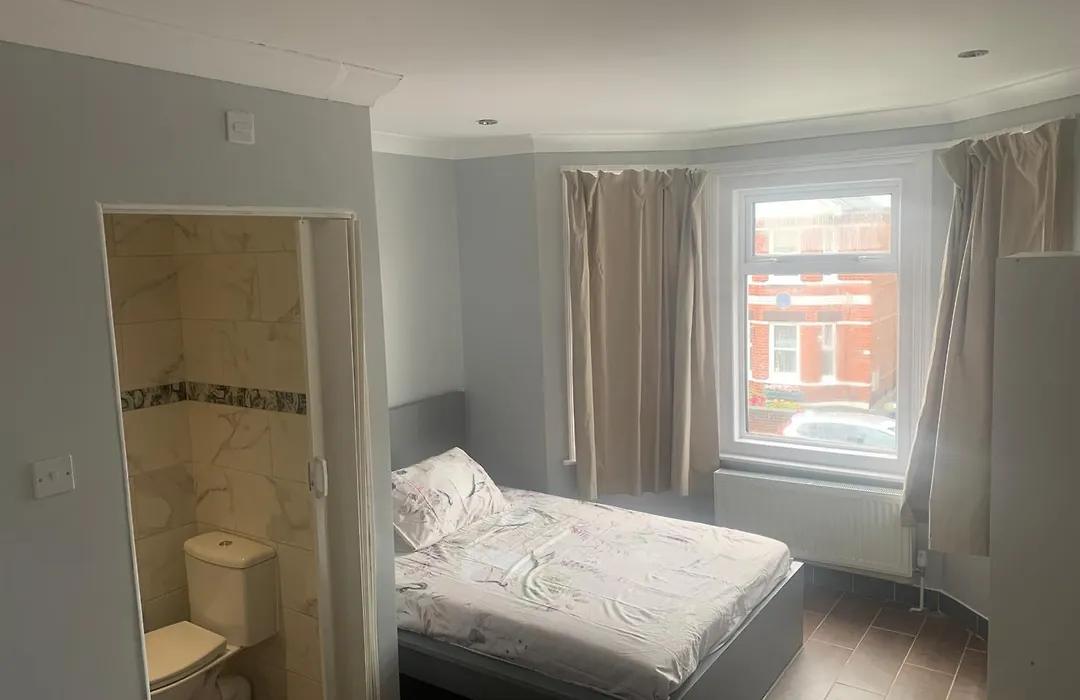 Modern And Sleek Ensuite-Room With Double Bed-1
