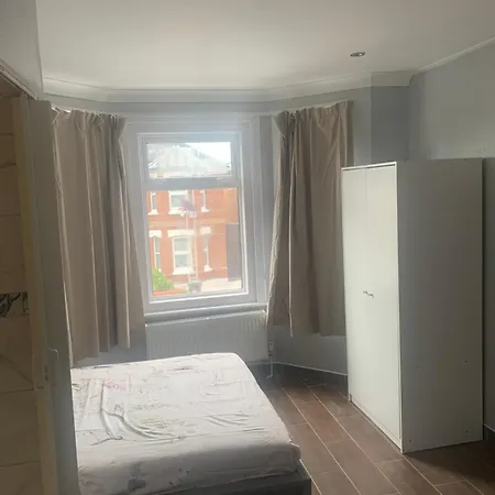 Modern And Sleek Ensuite-Room With Double Bed-3