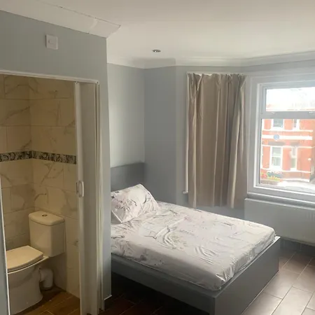 Modern And Sleek Ensuite-Room With Double Bed-2